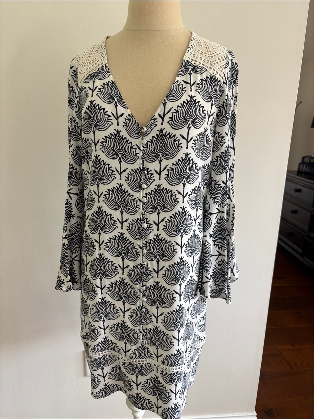 Navy  & White Floral Mint Velvet  V-Neck Shift Dress with Eylet Trim
